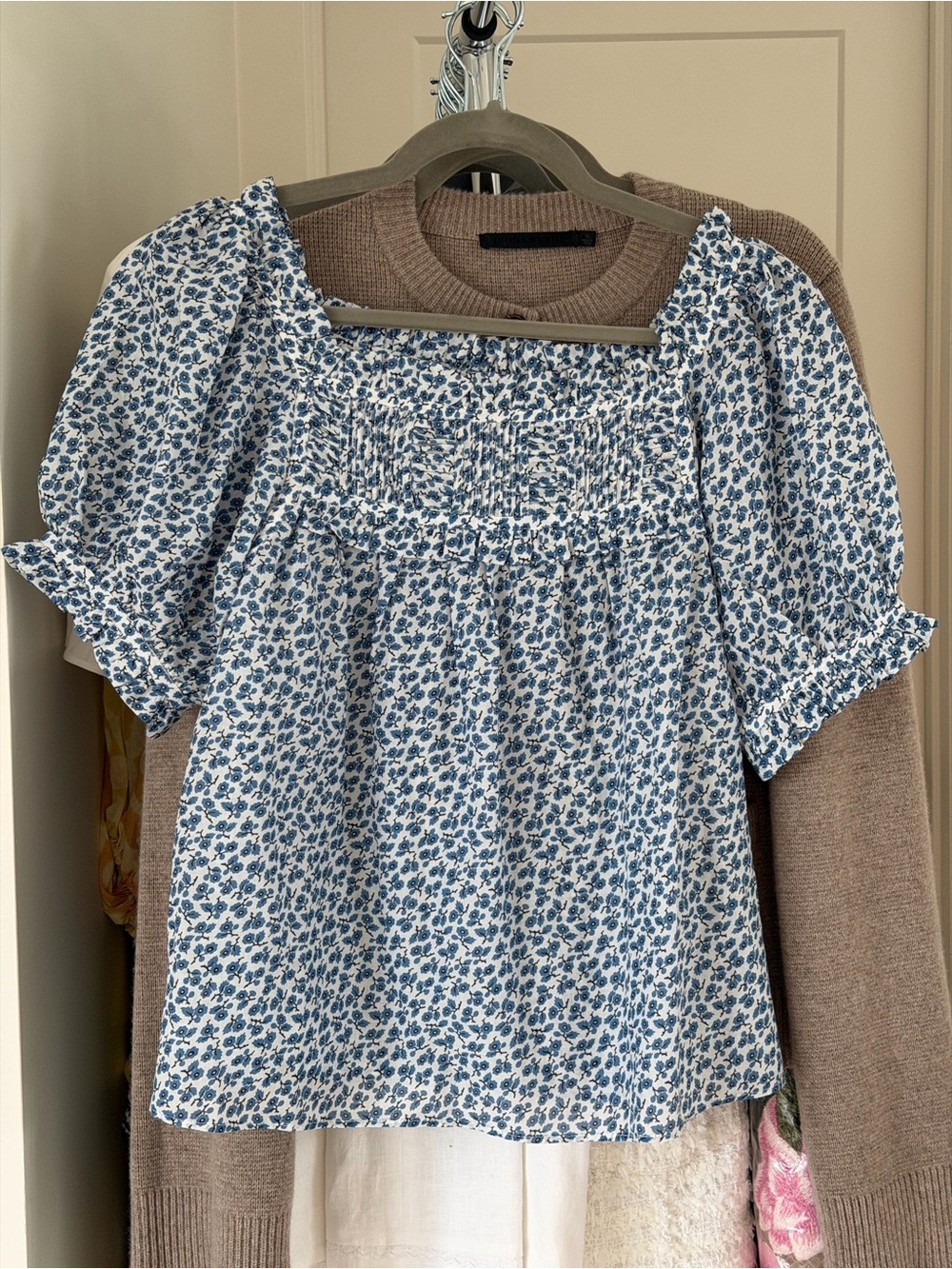 Doen Blue and White Floral Puff Sleeve Blouse - Picture 2 of 7